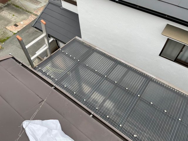 姫路市の経年劣化が見られたベランダの樹脂屋根